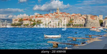 Croatie - le panorama de la vieille ville de Korcula depuis la promenade. Banque D'Images