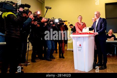 Hambourg, Allemagne. 23 février 2020. Peter Tschentscher (SPD), le meilleur candidat du SPD aux élections d'Etat de Hambourg, et sa femme Eva Maria (derrière lui) ont voté. Crédit: Axel Heimken/Dpa/Alay Live News Banque D'Images