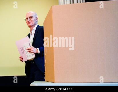 Hambourg, Allemagne. 23 février 2020. Peter Tschentscher (SPD), premier candidat du SPD aux élections d'Etat de Hambourg, vote. Crédit: Axel Heimken/Dpa/Alay Live News Banque D'Images