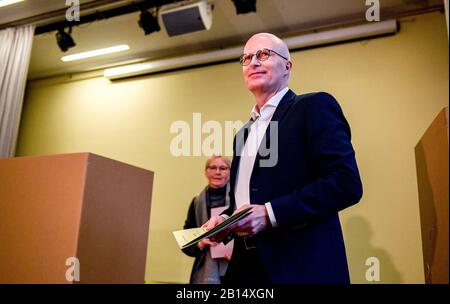 Hambourg, Allemagne. 23 février 2020. Peter Tschentscher (SPD), le meilleur candidat du SPD aux élections d'État de Hambourg, quitte le stand de vote. Crédit: Axel Heimken/Dpa/Alay Live News Banque D'Images