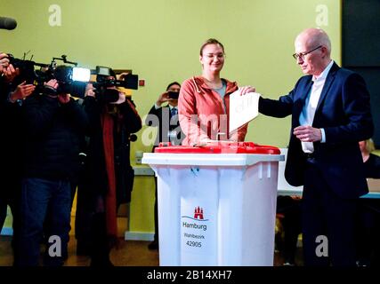 Hambourg, Allemagne. 23 février 2020. Peter Tschentscher (SPD), premier candidat du SPD aux élections d'Etat de Hambourg, a voté. Crédit: Axel Heimken/Dpa/Alay Live News Banque D'Images