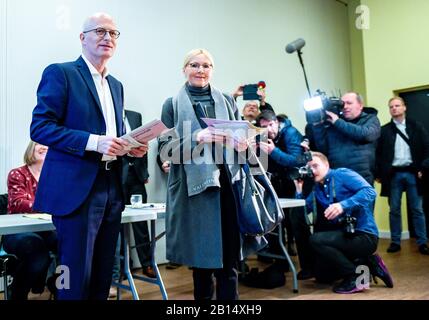 Hambourg, Allemagne. 23 février 2020. Peter Tschentscher (SPD), le plus haut candidat du SPD aux élections d'État de Hambourg, entre dans le bureau de vote avec sa femme Eva Maria. Crédit: Axel Heimken/Dpa/Alay Live News Banque D'Images