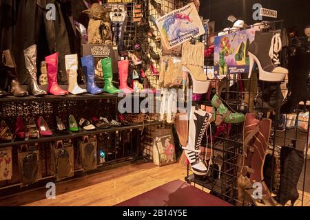 La section vintage chaussure & boot de l'aventure Halloween, un magasin de costumes sur Broadway à Greenwich Village, New York City. Banque D'Images