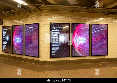 Publicités électroniques haute technologie pour le Musée américain d'Histoire naturelle. À la station de métro Union Square 14ème Street à Manhattan, New York Banque D'Images