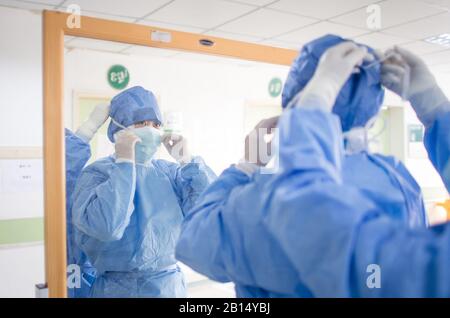 (200223) -- WUHAN, le 23 février 2020 (Xinhua) -- UN travailleur médical porte des vêtements et des équipements de protection avant d'entrer dans le service d'isolement de l'hôpital Wuhan No.1 à Wuhan, dans la province de Hubei en Chine centrale, le 22 février 2020. Le personnel médical de l'hôpital entre dans les services d'isolement en groupes et passe au travail. Chaque fois qu'ils entrent, ils doivent se préparer avec soin pendant près d'une demi-heure, porter au moins 8 pièces d'équipement par 5 portes d'isolation et travailler à l'intérieur pendant 6 heures. L'hôpital Wuhan No.1 est spécialement équipé de superviseurs pour aider le personnel médical à porter du matériel et à vérifier les omissions. Travail médical Banque D'Images