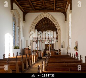 Village église paroissiale Parham, Suffolk, Angleterre, Royaume-Uni vue sur l'écran de rood d'arche de chancelle et fenêtre est Banque D'Images