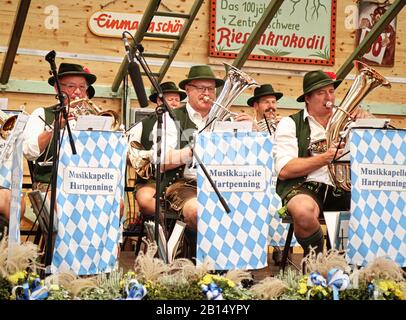 Munich, ALLEMAGNE - 1 OCTOBRE 2019 Brass band jouant de la musique traditionnelle en costume bavarois dans une tente à bière de la partie historique d'Oide Wiesn de l'Oktober Banque D'Images