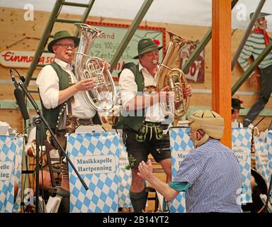 Munich, ALLEMAGNE - 1 OCTOBRE 2019 Brass band jouant de la musique traditionnelle en costume bavarois dans une tente à bière de la partie historique d'Oide Wiesn de l'Oktober Banque D'Images