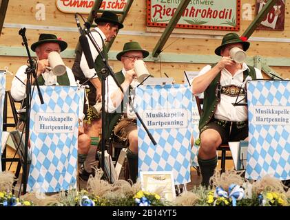 Munich, ALLEMAGNE - 1 OCTOBRE 2019 Pause bière pour le groupe de laiton jouant de la musique traditionnelle en costume bavarois dans une tente de bière de l'histoire d'Oide Wiesn Banque D'Images