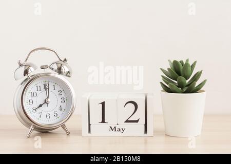 12 Mai. Jour du dernier mois de printemps, calendrier sur fond blanc. Printemps dans la cour. Le concept d'un jour par an. Banque D'Images