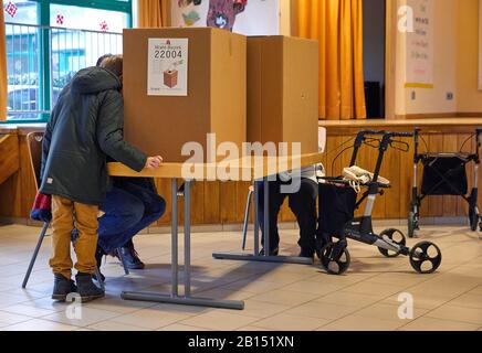 Hambourg, Allemagne. 23 février 2020. Les électeurs ont voté pour l'élection du parlement de l'État dans un bureau de vote de Hambourg-Lurup. Environ 1,32 million de personnes à Hambourg sont appelées à élire une nouvelle citoyenneté. Crédit: Georg Wendt/Dpa/Alay Live News Banque D'Images