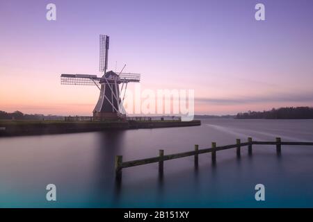 Windmill De Helper Au Lever Du Soleil, Pays-Bas, Groningue, Paterswoldsemeer, Haren Banque D'Images
