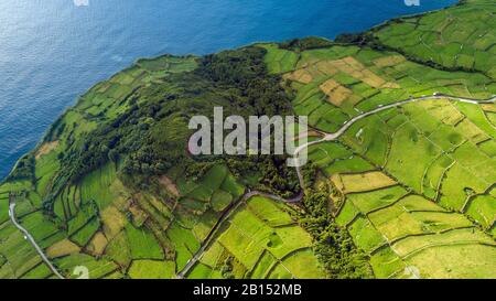 Vue aérienne de Corvo, la plus petite île des Açores, des Açores, de Corvo et de Da Ponte Banque D'Images