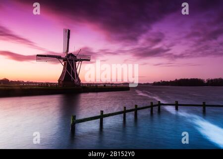 Windmill De Helper Au Lever Du Soleil, Pays-Bas, Groningue, Paterswoldsemeer, Haren Banque D'Images