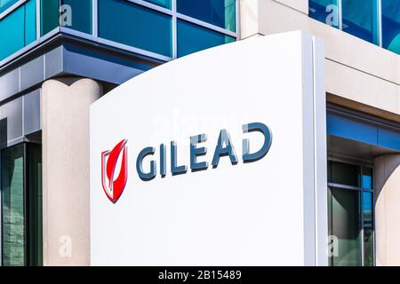 19 févr. 2020 Foster City / CA / USA - Gilead signe à leur siège social dans la Silicon Valley; Gilead Sciences, Inc. Est une société américaine de biotechnologie Banque D'Images