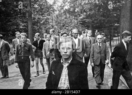 Une école de formation professionnelle en excursion, vers 1960, Rhénanie-du-Nord-Westphalie, Allemagne Banque D'Images