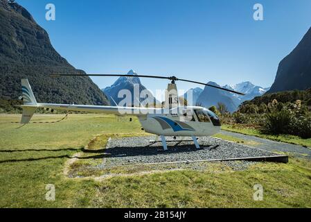 Hélicoptère Robinson R44 Raven II de Heliworks de Queenstown stationné à l'aéroport Milford Sound en Nouvelle-Zélande Banque D'Images