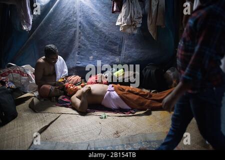 Préparation à la prestation de Theyyam - une forme de culte populaire rituel au Nord du Kerala, près de Kannur, en Inde. Banque D'Images