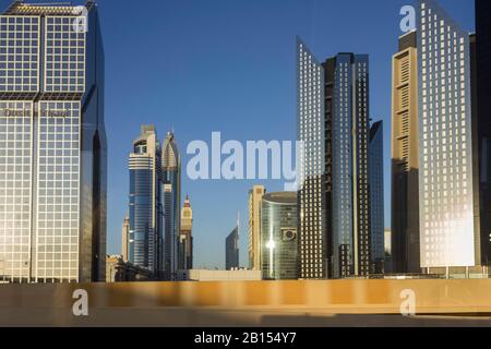 Dubaï, Émirats arabes Unis - 31 DÉCEMBRE 2017 : bâtiments modernes dans le centre-ville de Dubaï Banque D'Images