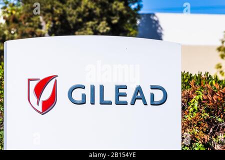 19 févr. 2020 Foster City / CA / USA - Gilead signe à leur siège social dans la Silicon Valley; Gilead Sciences, Inc. Est une société américaine de biotechnologie Banque D'Images