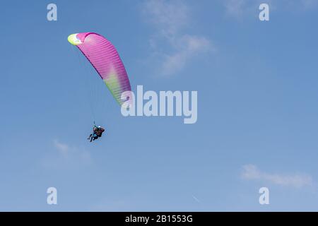 Genève, Suisse - le 14 avril 2019 : parapente dans les Alpes suisses sur les montagnes contre ciel bleu clair - image Banque D'Images