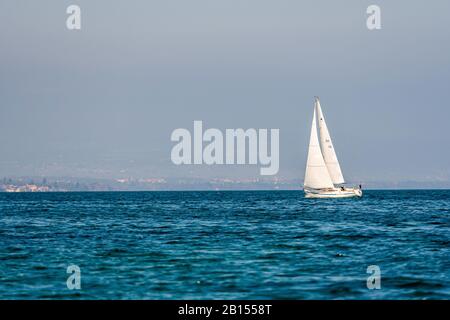 Genève, Suisse - 14 avril 2019 : bateau à jet de luxe sur un lac Léman - image Banque D'Images