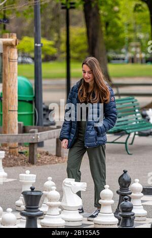 Genève, Suisse - 16 Avril 2019 : Des personnes jouant aux échecs dans la rue surdimensionné traditionnel Parc des Bastions - image Banque D'Images