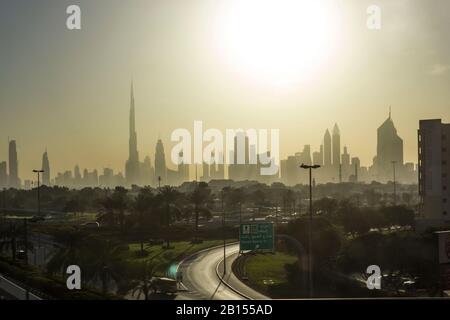 Dubaï, Émirats arabes Unis - 30 DÉCEMBRE 2017 : horizon de Dubaï au coucher du soleil Banque D'Images