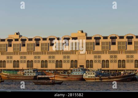 Dubaï, Émirats arabes Unis - 30 DÉCEMBRE 2017 : dubai creek avec bateaux traditionnels au coucher du soleil Banque D'Images