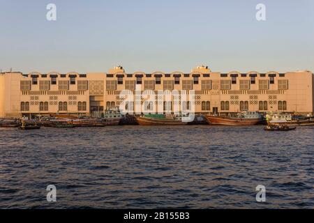 Dubaï, Émirats arabes Unis - 30 DÉCEMBRE 2017 : dubai creek avec bateaux traditionnels au coucher du soleil Banque D'Images