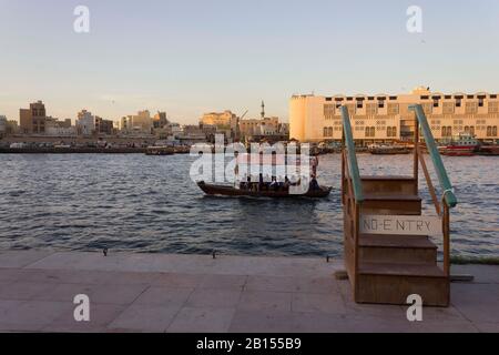 Dubaï, Émirats arabes Unis - 30 DÉCEMBRE 2017 : dubai creek au coucher du soleil Banque D'Images