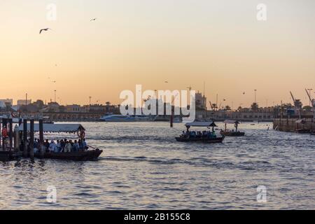 Dubaï, Émirats arabes Unis - 30 DÉCEMBRE 2017 : Dubai creek à l'heure du coucher du soleil Banque D'Images