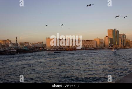 Dubaï, Émirats arabes Unis - 30 DÉCEMBRE 2017 : Dubai creek à l'heure du coucher du soleil Banque D'Images