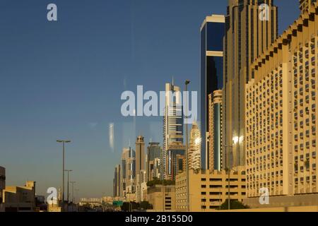 Dubaï, Émirats arabes Unis - 31 DÉCEMBRE 2017 : bâtiments modernes dans le centre-ville de Dubaï Banque D'Images