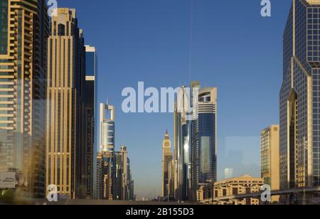 Dubaï, Émirats arabes Unis - 31 DÉCEMBRE 2017 : bâtiments modernes dans le centre-ville de Dubaï Banque D'Images