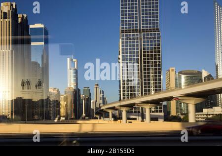 Dubaï, Émirats arabes Unis - 31 DÉCEMBRE 2017 : bâtiments modernes dans le centre-ville de Dubaï Banque D'Images