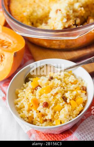 Millet doux et porridge de riz avec citrouille et raisins secs Banque D'Images