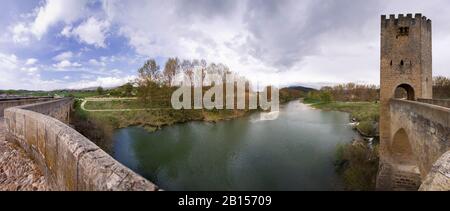 Pont médiéval de Frias sur la rivière Ebro. Burgos, province de Castilla y Leon. Espagne Banque D'Images