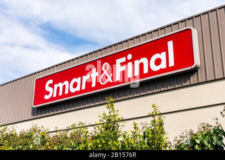 21 févr. 2020 Redwood City / CA / USA - logo Smart & final sur la façade de l'un de leurs emplacements; Smart & final est une chaîne de nourriture de style entrepôt an Banque D'Images