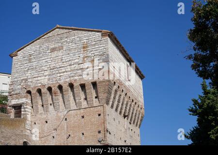 Vue arrière de la cathédrale de Sirolo, Ancona - Italie (Église de San Nicolo di Bari) Banque D'Images