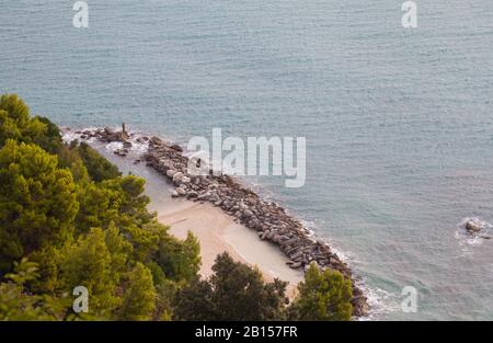 Détail plage Urbani vu de Sirolo (Conero, Mer Adriatique, Italie) Banque D'Images