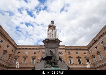 Monument De La Statue De Giacomo Leopardi À Recanati (Macerata - Italie) Banque D'Images