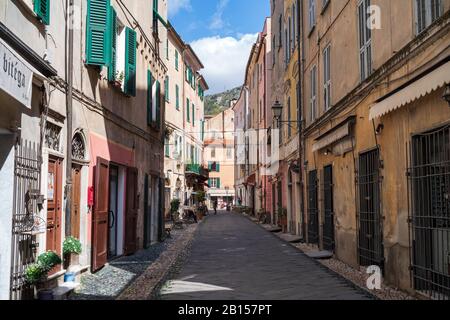 Vue sur la rue dans le village médiéval de Finalborgo dans la province de Savona, région Ligurie, Italie Banque D'Images