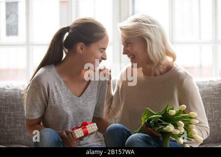 Merci à la maman d'âge moyen et heureuse de remercier pour son cadeau surprise. Banque D'Images