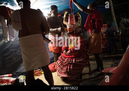 Préparation à la prestation de Theyyam - une forme de culte populaire rituel au Nord du Kerala, près de Kannur, en Inde. Banque D'Images