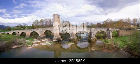 Pont médiéval de Frias sur la rivière Ebro. Burgos, province de Castilla y Leon. Espagne Banque D'Images