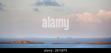 Les îles Shants, au loin derrière les îles Ascripb, vues de l'île de Skye, des îles occidentales, du nord-ouest de l'Écosse, du Royaume-Uni et de la Grande-Bretagne Banque D'Images