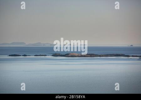 Les îles Shants, au loin derrière les îles Ascripb, vues de l'île de Skye, des îles occidentales, du nord-ouest de l'Écosse, du Royaume-Uni et de la Grande-Bretagne Banque D'Images