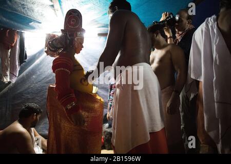 Préparation à la prestation de Theyyam - une forme de culte populaire rituel au Nord du Kerala, près de Kannur, en Inde. Banque D'Images