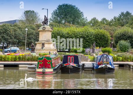 Des barges et des bateaux de longue taille colorés amarrés dans le bassin du canal Stratford upon Avon, sur la rivière Avon, Warwickshire, Angleterre, Royaume-Uni Banque D'Images